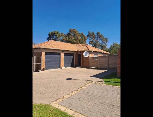 3 BEDROOM HOUSE FOR SALE IN OLIEVENHOUTBOSCH